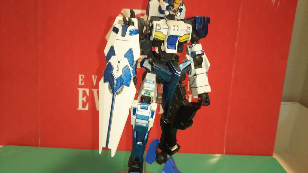 シールドは厄災戦時左腕に装備されていたが右側を守るため作業アームに装備