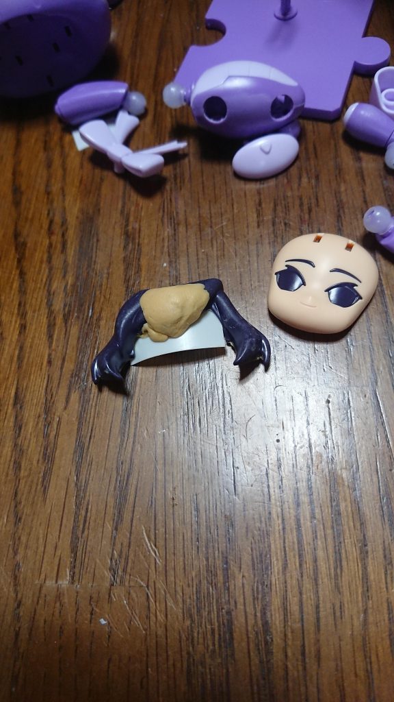 いじっているのは、髪のパーツのみです。
前髪にエポパテを盛り削り、アヤメの後ろ髪を適度にカットしてサイドに取り付けました。