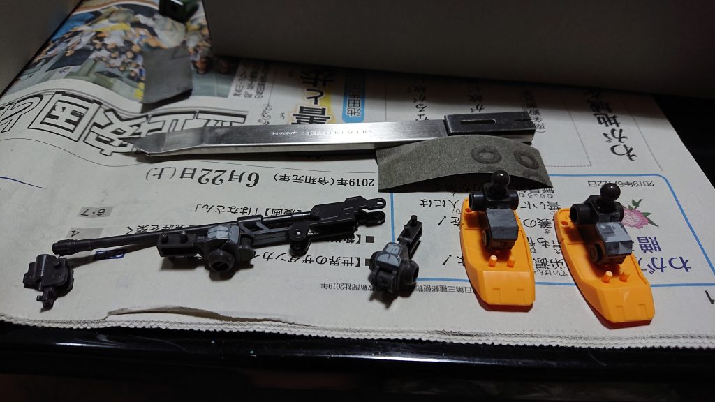 関節がABSで合わせ目が非常に消しにくかったです。後ハメ加工しようにも固くて割れる危険性があり、慎重に切断していきました。