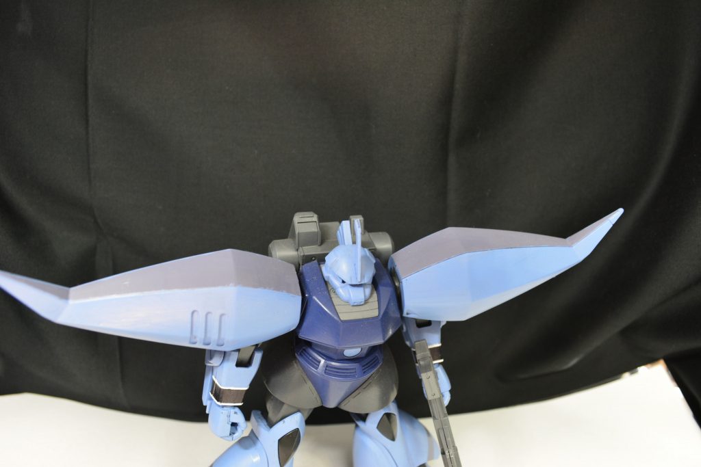 脚、腕、肩にはグレーバイオレットを塗っています。