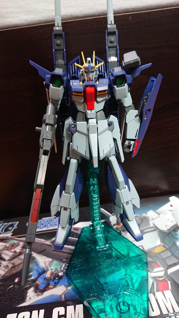 ↑フロントビュー(ミナミ機=標準装備)
 ワスプ艦長の菊池マホ少佐が状況を艦内放送で説明している。
◆マホ「ネオ・ジオンを名乗るテロリストは、一年戦争で放棄されたマスドライバー基地を占拠している。今は無人の施設でマスドライバーも使えないようになっていたが、奴らはマスドライバーの修理を行っている。恐らく修理完了は11月15日の9時といったところだろう。奴らの目的はマスドライバーを使用した地球への攻撃と推測される。半壊し撤退した先遣隊からの情報によると、敵戦力はエンドラ級1隻、パプア級1隻に、ギラ・ドーガ3機、マラサイ3機、ハイザック6機よ」