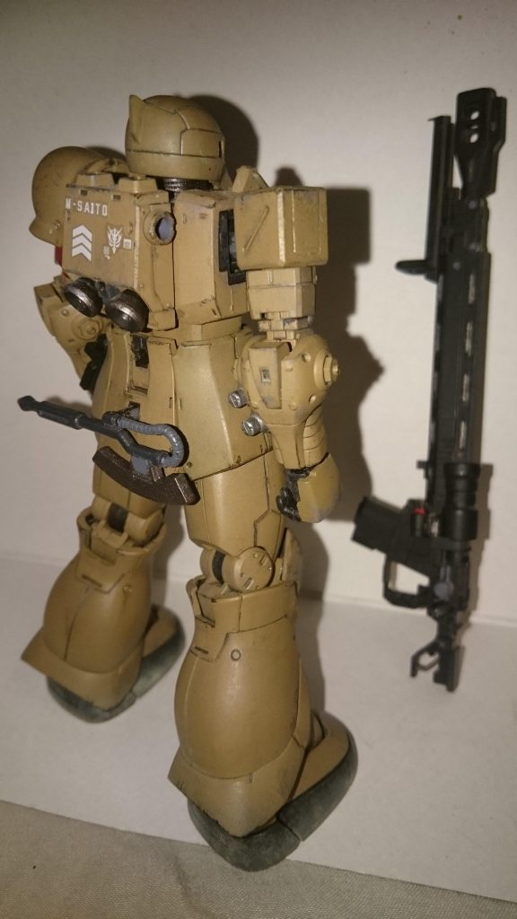 地上用の機体という事で、ランドセル上部にラジエータを追加。
また、元々作業機だった名残りで、肘部には重い物資を持ち上げるためにトルクupを狙った減速ギアを装備。
精密な動きを必要とする狙撃任務においても比較的扱いやすい機体になった。(設定)
一応ヒートホークを装備しているが、減速ギアの影響で格闘戦力は苦手。
ランドセルに記されたMーSAITOはパイロット名。どうやら日系人のようです。