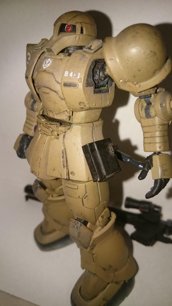 左腰部には予備マガジンを装備。マウントもそれらしく作成。
肩にはフックを後付け。偽装ネットつけたり、ガウやファットアンクルに固定して上空から狙撃したり色々便利。
左胸部のB4ー1のマーキングは私の所属している消防団が4分団1部なのでそれに因みました。