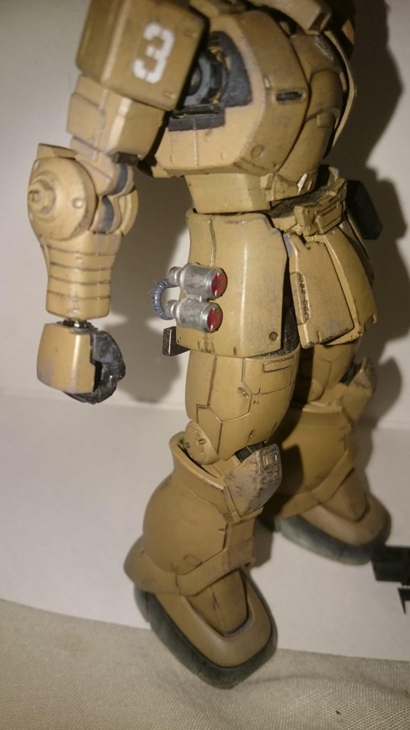 右腰部には敵に接近された時に備えてグレネードを装備。
たしかF2のやつ。
右肩の3のマーキングは、私が消防の操法大会で3番員だったので(笑)