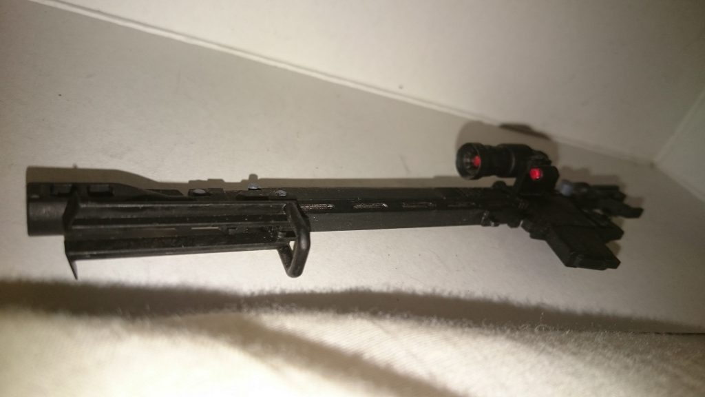 重力下で運用するためにバレルを短縮化し、バイポッドのようなものを取り付け。
スコープ部は少しだけディテールup。