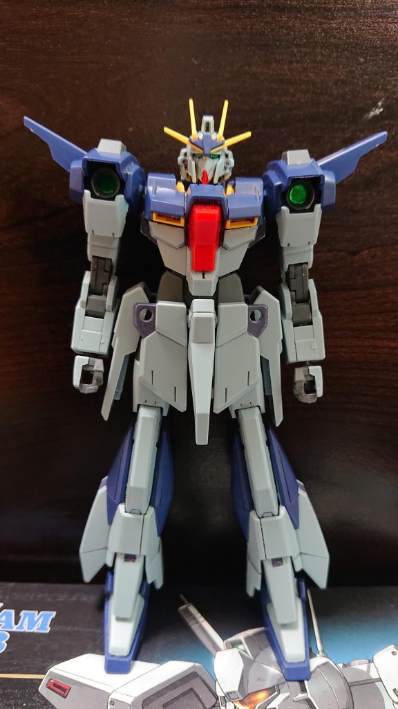 ↑ライトニングガンダム(BWS未装備形態)
コラム①
713シリーズのライトニングガンダムの詳細設定
 713シリーズのライトニングは、リ・ガズィカスタムをベースとして開発され、主に装甲の変更や、武装の変更、センサーの強化を行った機体です。リゼルと比べて利点は、ジェネレーター出力、火力、大気圏内でのウェイブライダー形態の性能などです。劣っている点は、コストパフォーマンス、大気圏外での運動性、操縦性、複雑なOSなどです。この時点でライトニングはリゼルに対して不利ですが、上層部視察中の大気圏内での飛行テスト中に、OSにエラーが発生し、3号機が墜落して大破、パイロットも死亡してしまったため、ライトニングの量産計画は6号機までが建造された段階で中止されます。
 しかし、UC0095年4月、713部隊が4号機、5号機を配備し、その内4号機を大改修した上で西村亜子大尉専用機に改修。(5号機は予備パーツとして解体)また、ライトニングに目をつけた菊池マホ少佐が本機を主力とした対テロ部隊の設立を要請、同年9月に設立が決定し、AEにて1号機、2号機、6号機のOSを改良、さらに6機増産されました。そしてマホは、その内の1号機、2号機、6号機、増産機の内4機を自分の部隊に配備しました。(あとの2機は1機がグリンダ機装士団へ配備、もう1機は不明)
 949部隊のライトニングには、大型ミサイルの装備、ジム・カスタムMk-2のオプション装備の一つであるガトリングポッドの標準装備や、パイロットによって異なる装備がされました。例として、アスハ機は通常サイズのビーム・ライフル装備でシールド非装備、レン機はロングバレル・ビーム・ライフル装備でシールド非装備、ミナミ機は通常サイズのビーム・ライフル装備でシールド装備などです。(ビーム・ライフルの出力は3.8MW)