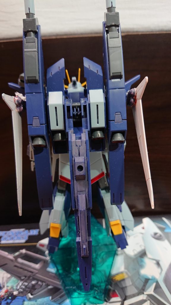 ↑リアビュー(アスハ機)
 乗機の前でミナミが緊張している。
◆ミナミ「敵はこちらの2倍の戦力…」
◆アスハ「うろたえないのミナミちゃん。しっかり私についてくれば問題ないよ」
◆ミナミ「む、無理ですよ!わわわ、私なんて初の実戦ですしっ!」
◆レン「まぁまぁ、誰も初の実戦なんてそう思うだろうけど大丈夫だって」
◆ミナミ「…了解しました」