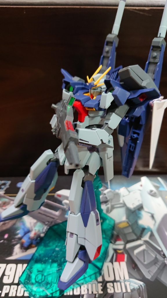 ↑着艦するアスハ機
 アスハはライトニングから降りる。
◆アスハ「あ~疲れた…」
 機体から降りたアスハはすっかりといつものアスハに戻っていた。そんな彼女の後ろから…
◆アスハ「部屋に着いたら酒飲も~ってマホちゃん!?」
◆マホ「今回の活躍、感謝する…しかし、勤務中の飲酒とはどういう事かな米倉大尉。あと、そのマホちゃんって呼び方も」
◆アスハ「うぐっ…飲酒に関してはごめんなさい…暇なのでつい…」
◆マホ「事実こうして戦闘になったのだが?」
◆アスハ「その通りです。ごめんなさい」
◆マホ「次は無いわ」
 そんなやり取りを見ていたミナミが
◆ミナミ(やっぱり機体を降りると情けない人だなぁ…なんで戦闘中はあんなに優れてるのに…)