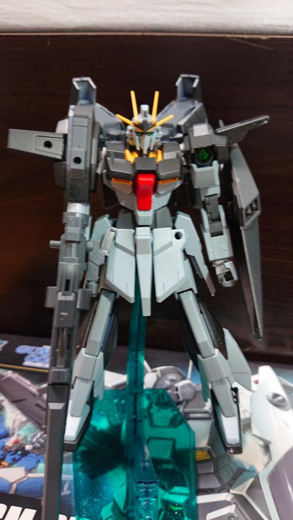 ↑ライトニングガンダム改β装備(不知火結剣の作品)
コラム③
ライトニングガンダム改
ライトニングガンダム改(以下ライトニング改)は、713部隊とグリンダ機装士団などで運用されているライトニングの強化型です。主な強化点は、フレームの補強、装甲の強化、スラスター出力の強化(本体のスラスター出力の強化で出力は2割増し)、専用オプションの装備などです。改α装備はさらに、アビオニクスの多くをジェスタと共用化やコックピット周辺へのサイコ・フレームの設置、NT用システムの増設などがされています。
(ライトニングガンダム改β装備のベース機は増産された機体の内の1機です)