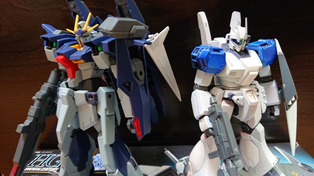 ↑ライトニングガンダムとジェガンD型(ブルーショルダー隊仕様)
コラム②
949部隊の設定
949部隊は、主な目的はライトニングの高い作戦可能半径(リゼルと比べて大気圏内での能力が高いこと)を生かした対テロ部隊です。母艦はグレイファントム級ワスプ改。配備機は、ライトニング7機、ジェガンD型7機。菊池マホ少佐が創案した部隊で、司令官(コロ落ちのスタンリー大佐みたいに後方で指揮をとる感じ)として、村越准将が、ワスプ改艦長として、菊池マホ少佐です。(村越准将が無能なため部隊の指揮はほぼマホが行っています)また、部隊の人員のほとんどは、何かしらの問題を抱えています。(アスハの場合は上層部の評価が悪い上に堕落している)