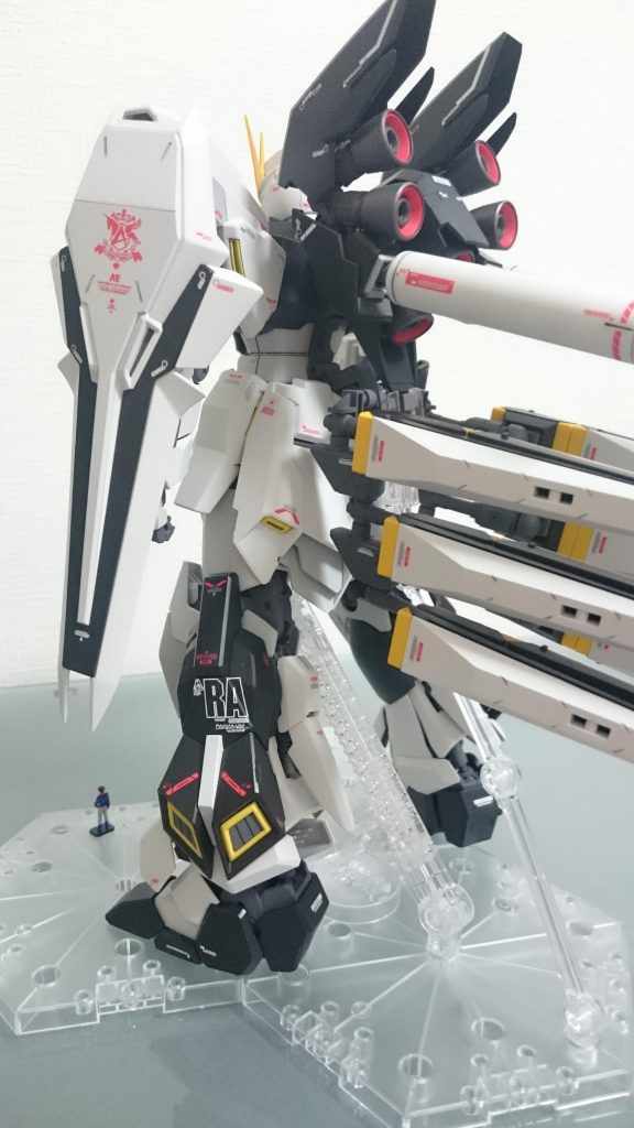 フィン・ファンネルです。最初は下向きにスカートに倣わそうとしましたが、この向きも有りかと思います。