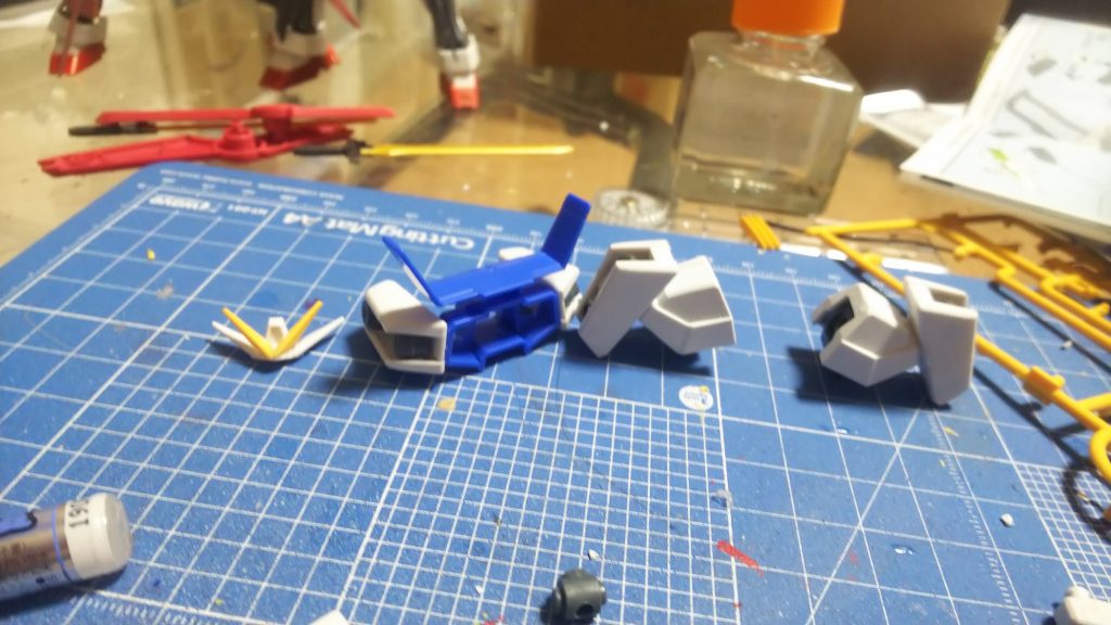 急造だったために一戦しか耐えられなかったという設定のもとまたローゼスを完成にしようとしてます(笑)これで三体目(笑)パテでの整形って難しいですね。