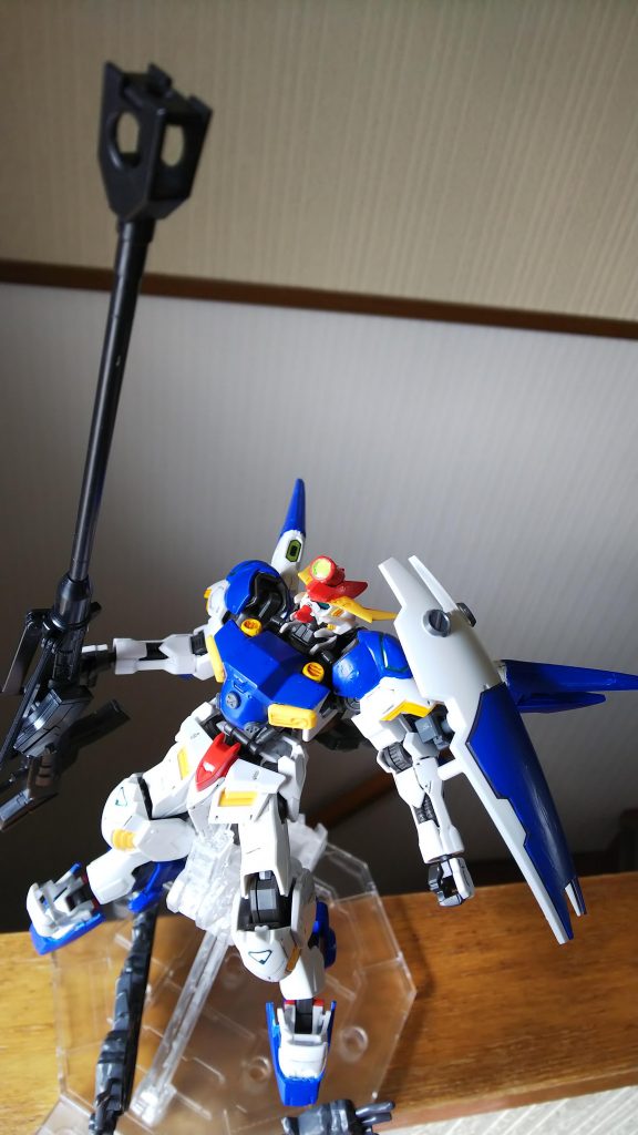 背部腰部にはスラスター、ブースター装備。頭部はセンサー強化型に交換。