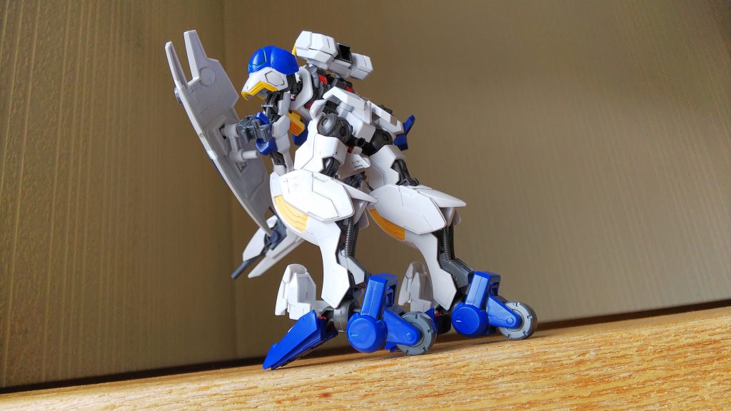 脚部にはローラーを装備、地上戦では凄まじい機動力を発揮。