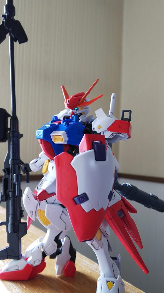 頭部にはルプスの足首カバーパーツで増加装甲を追加しました。
アンテナはビルドパーツと元のアンテナを切り貼り調整してます。