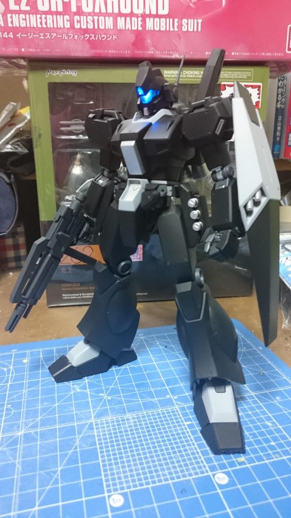 サフを吹いた状態です。電飾が透けないように黒立ち上げにて統一しました。なんかピコ・アルティドール機っぽいですね。あとからプレバンで出そう。ぶっちゃけこれで完成にしようと思いましたがなんとか耐えました。