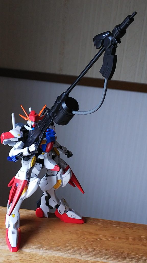 最大にして取り回し最悪の武器、長射程超高密度光粒子ライフル。
構えるだけでも一苦労です。