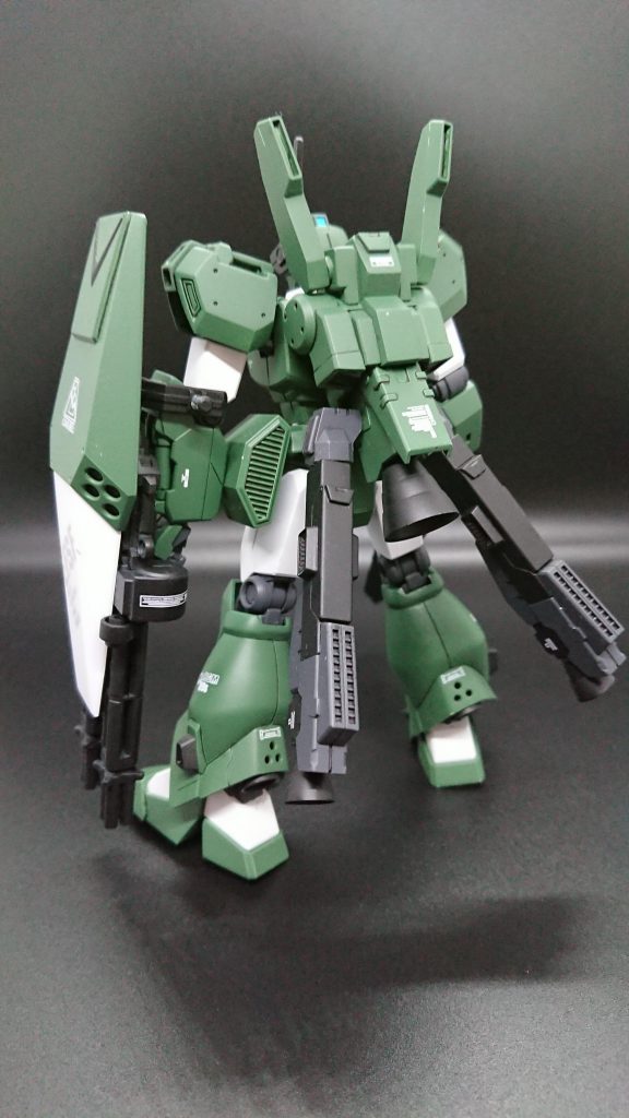 バックパックはD型のバックパックにコトブキヤのプロペラントタンク角を取り付け、バーニアを増設しました。
また、脚部パーツには少しだけスジボリを行い、ふくらはぎ部分にはぶち穴加工を行い、ディテールを追加しました。