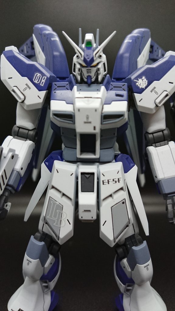 顔は、アンテナシャープ化、目つきが悪くなるように目尻の切開と庇を削り込み、チークガードは大幅に削り込んで小型化及び形状変更、内側からも削ってマスク部分がキレイに見えるようにクリアランスを取りました。また、Hi-νの特徴と言える長いアゴはあんまり好みではなかったので、普通のガンダムタイプと同程度まで切削してあります。