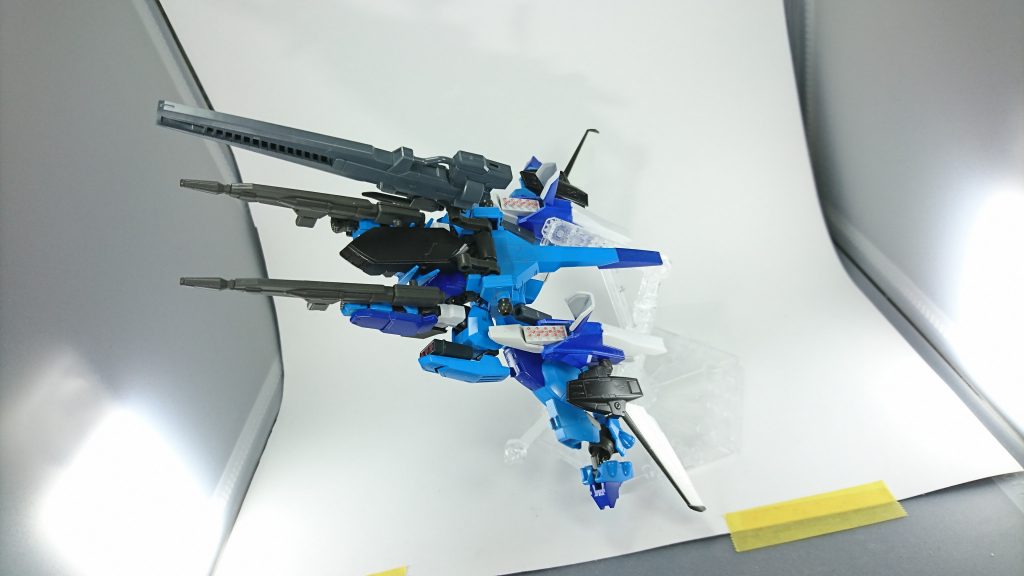 もちろん可変機構(簡易)もあります
ブースターユニットにミサイルコンテナがあり、ばら撒きながら空戦を制します