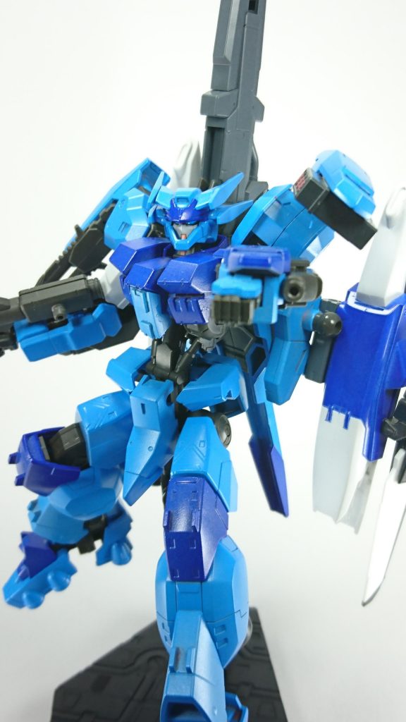 腕部試作型ナノラミネートシールド
ナノラミネート粒子を腕部装甲に集中させ一時的に防御力を上昇させる

腕部チェーンガン
連射力と弾幕形成に使用
もちろん両武器とも両腕に装備