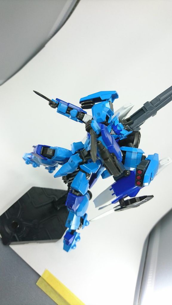 アサルトナイフ×2
右肩のウェポンラックに装備
3連装パルスミサイル
左肩のウェポンラックに装備
どちらも保険的な装備で滅多な事では使わない