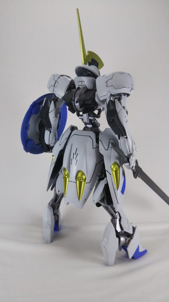 後ろ。よく見るとアラが見えます