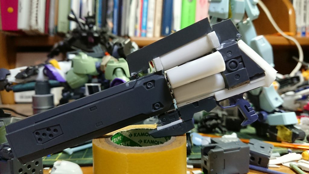 リボルビングビームマグナムの作成途中です。
MSGグレイブアームズや、色々なパーツを使って作成しました。
シリンダーは、使用済みの瞬間接着剤の蓋で作成しました。