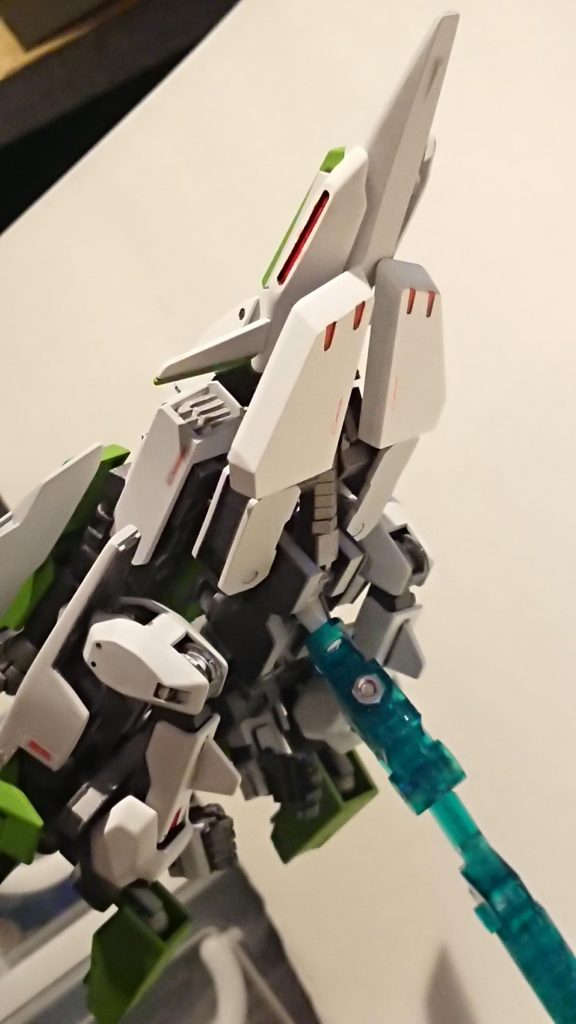 少し裏側もお見せしときます。
非人型への変形後のプロポーションを優先して作りました。可変機作りのポイントは、
・如何に機首をコックピットぽい造形にし、なおかつモビルスーツ時に違和感無く処理するか。
・頭部を変形後にどう隠すか。
・腕部や手持ち武装をどこに配置するか
・非人型時に翼部をどうやって後ろの方へ展開するか。
といったところかなと思いました。

最後までご覧いただきありがとうございました。