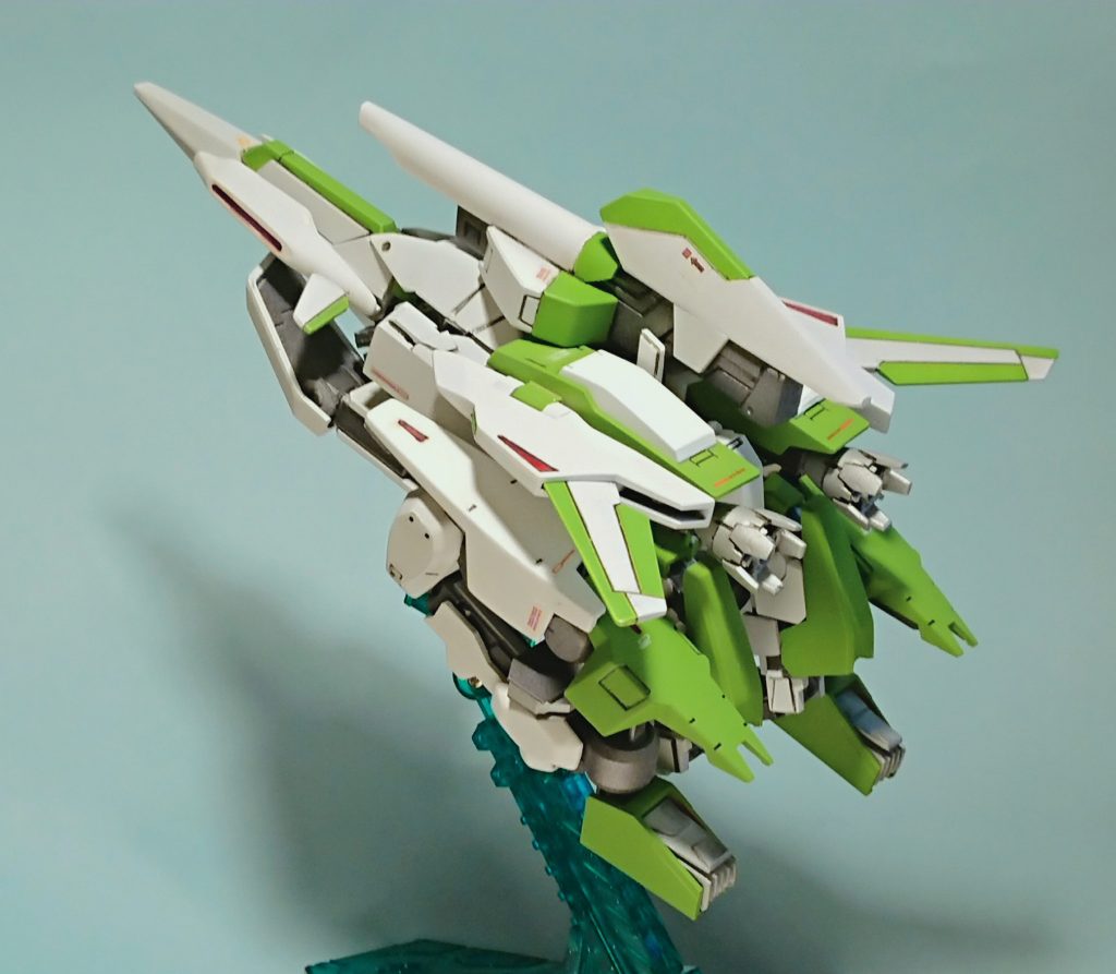 変形後。
脚はリゼルっぽくしたくて、折り畳み。
この角度からだと分厚く見えます。