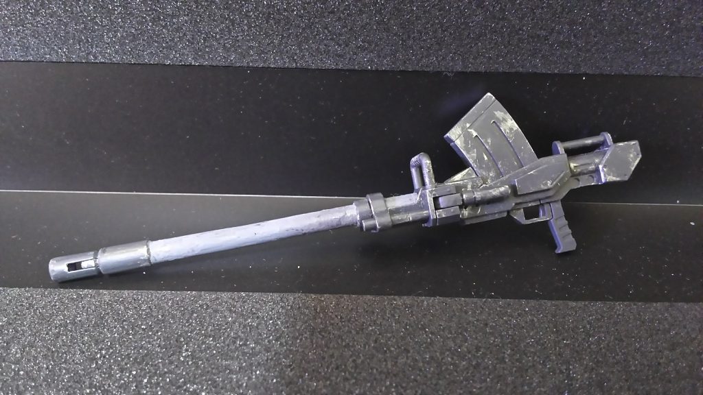 重量感を出すために銀で塗装ハゲを再現。砲身は分割式で組んだときのすき間が気になったのでパテで埋めてしまいました。なのでコンテナには収納できません!