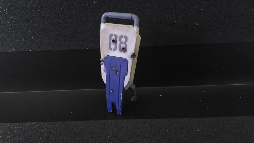 楯も汚しました。こちらも線香で溶かしながら。デカールが溶けて縮んでしまうかなと思いましたが上手くいきました!