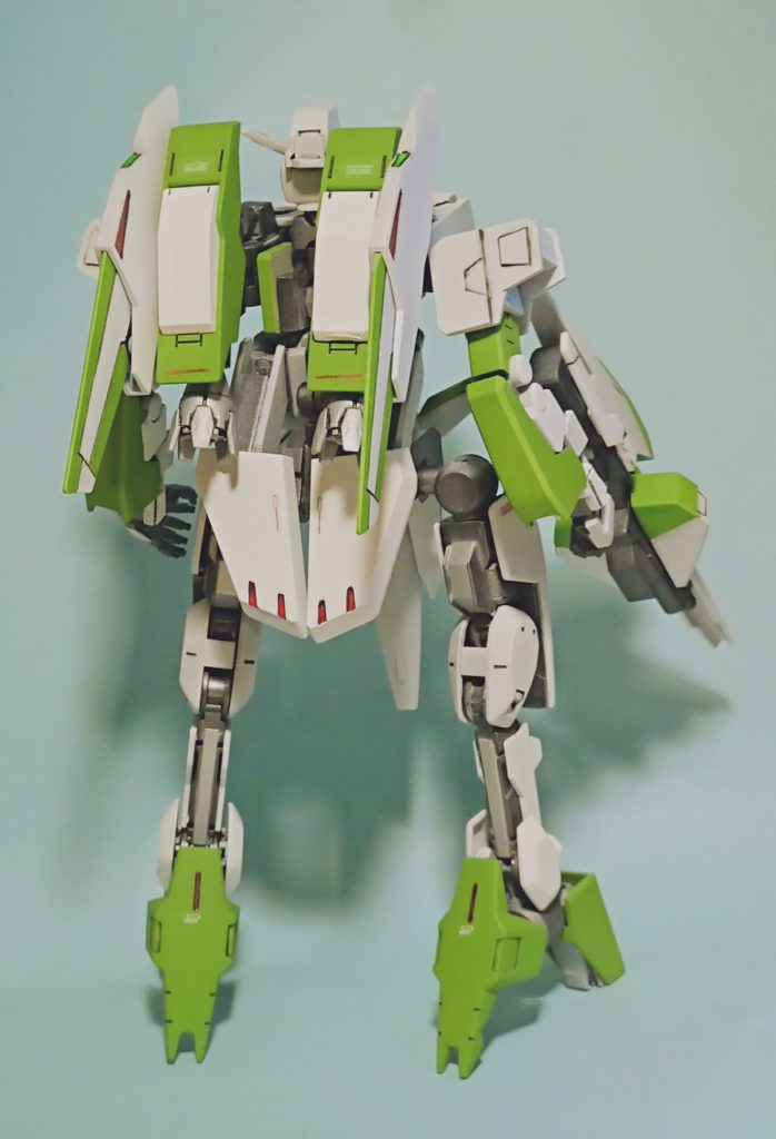 後ろから。足はユーゴーの脚部の接続位置を変えたりしながら、逆脚を通常脚へ。肩アーマーは自作なのですが、デザインもディテールもダサいし、可変時に干渉が発生しがち。