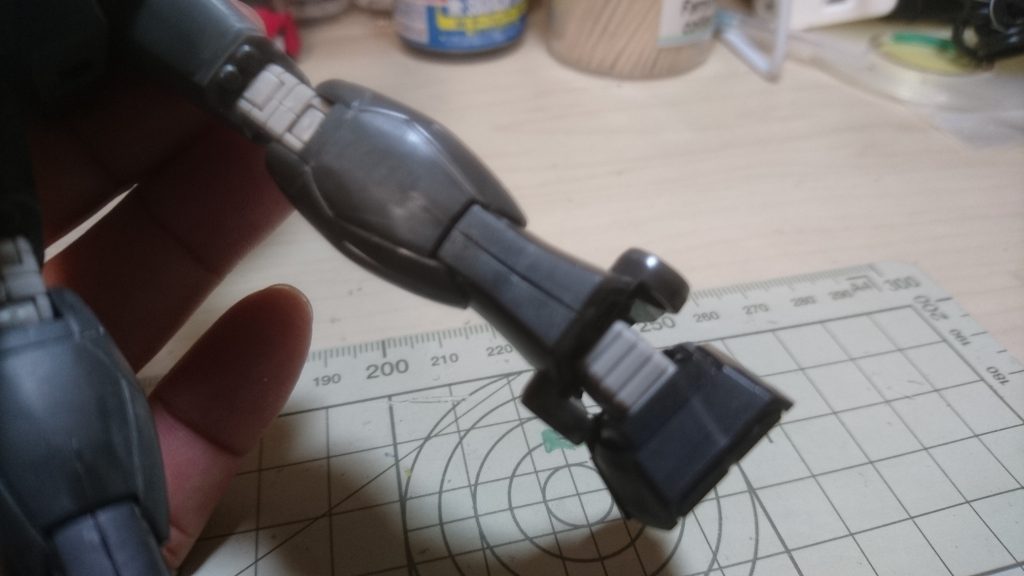 こちらも同じく合わせ目をスジ彫り