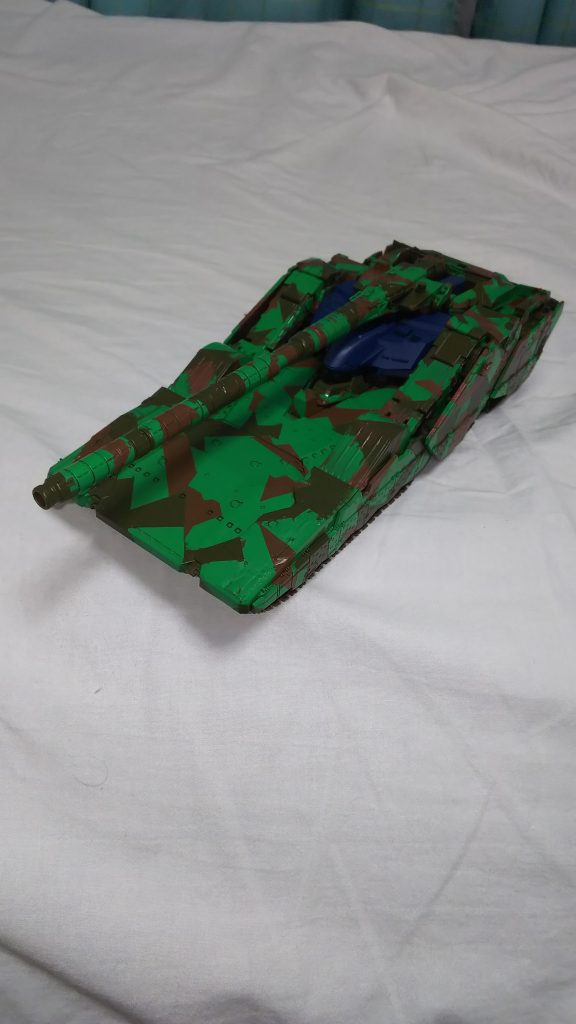 通常形態。この状態だと砲塔は回転できませんが上下方向には動きます。つまり自走砲ですね。ちなみに変形は一部差し替えになります。