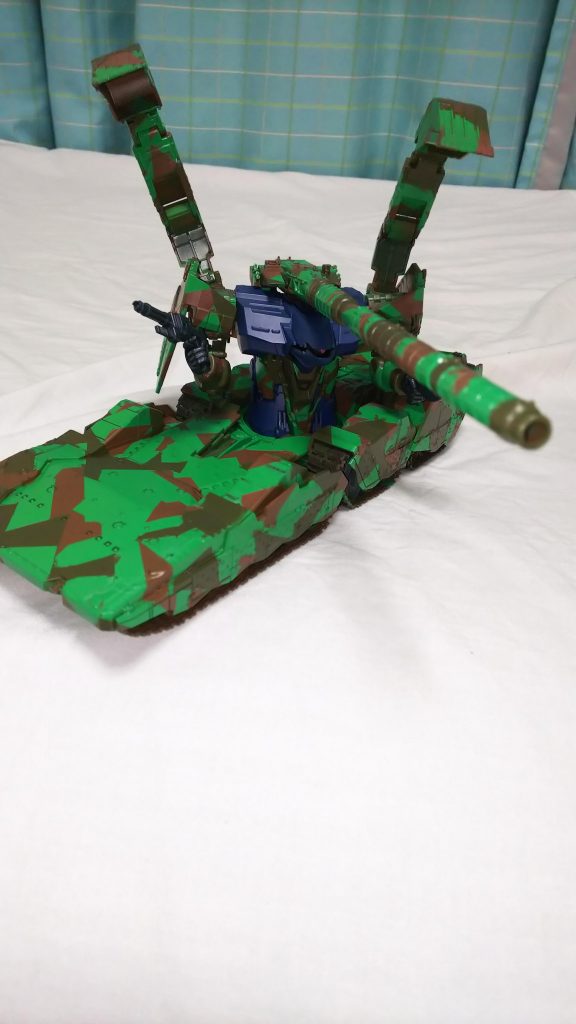 このモンスターの口みたいなギザギザとそこから覗くモノアイが好き。