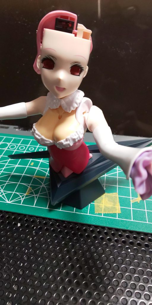 ## *制作工程*
さて、ここからは制作工程をご覧頂きます(haro4)
上半身はフィギュアライズバストのラクスクラインと
これまた同じくフィギュアライズバストのマキナ中島
のミキシングです(iori_sei)
これらのキャラクターには全く思い入れが無いので(eyebrow)
思う存分八つ裂きにしてくっつけることができます(scream)
(非道)