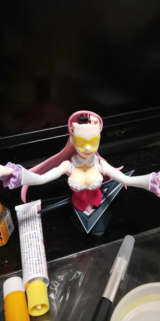 顔はポリパテで一旦のっぺらにしてしまいます
キバをむき出しにしたいので、口角を盛って口を横に大きく切り開いて邪悪な笑みを演出します(troubled)