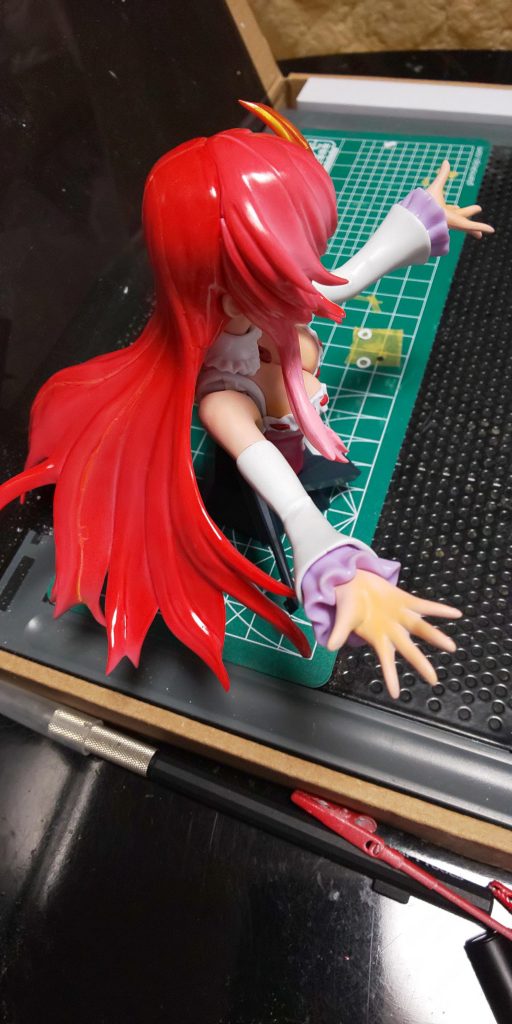 髪はベースのピンクを生かして、クリアレッドでグラデーション塗りです
肌も差し色を入れていますが、多分ライティングでトんでしまうでしょう
肩は接合部をパテで処理