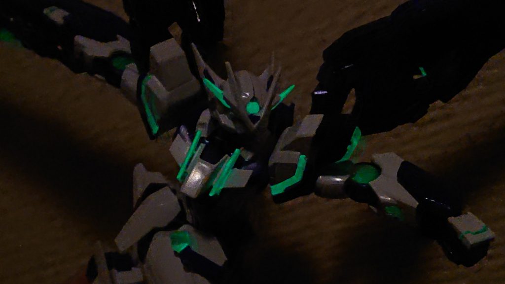 グリーンの部分を蓄光塗料で塗装したので暗闇で発光するのが今回のアピールポイントです。