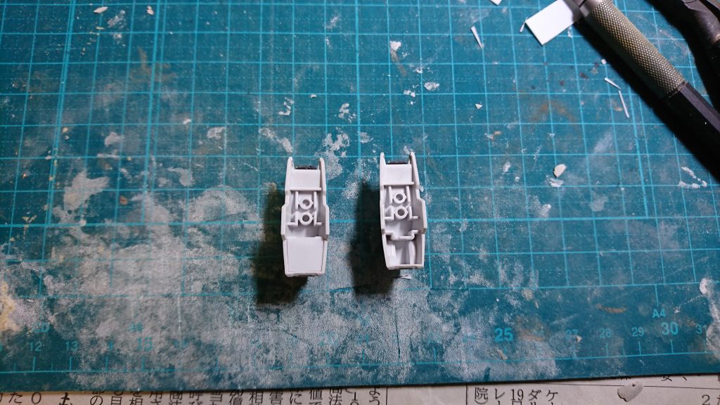 かかとの肉抜きはプラ板で塞ぎました。