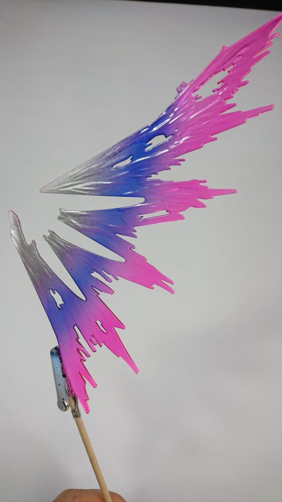 光の羽。
MG・RGを参考にし、自分なりの解釈も入れて塗装しました。
根元から順に、ホワイトシルバー→クリアブルー→クリアピンクを吹き、最後に全体を薄くパールで吹きました。