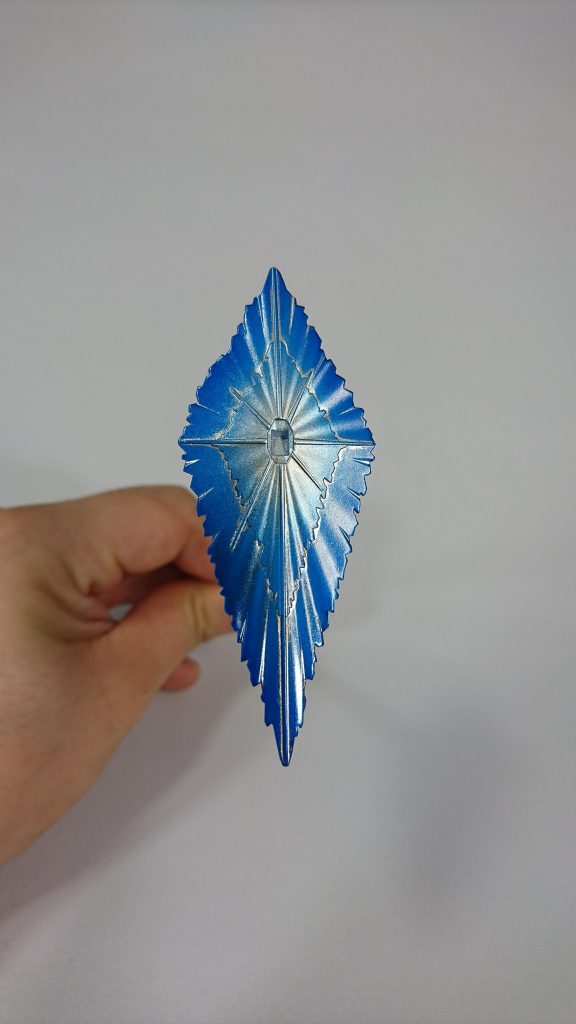 ビームシールド。
クリアブルーで全体を吹いたあと、中央部分をシルバーの細吹きで吹き、ラインをシルバーのエナメルで筆塗りました。