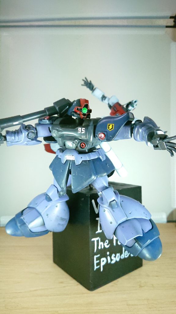 リックドムは旧キット、ジムコマンドはHGです。ポーズをとらせるのに難儀しましたぐぽーん