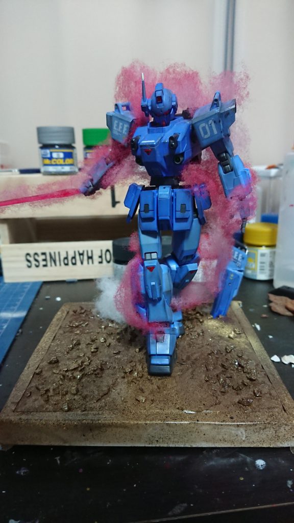 台座制作中
ウッドボックスに粘土を敷き詰め、ボンドを筆で塗りたくり、クラッシュストーンをペンチで適度に砕きつつ撒いてます。後はスプレー塗料でいい感じになるようにシュシュっと