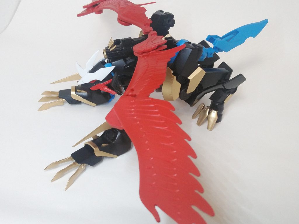・FM背中のブレードをドラゴンヘッドにつけ(真鍮線で差すだけ)それを頭部に被せる・位置調整のため翼はポジトロンレーザーに装着し、ポジトロンは尻尾の根元に装着・拳に前腕を装着(ただの挟み込み)・前述の専用BJを介した脚部を装着で完成となります。画像枚数が足りないので最後は端折りました。FMの角だけはどうにもならなかったので外します。設定上はどこかに収納されてるんでしょうきっと。脚部にも悩まされましたが専用関節でいい具合になったかなと。