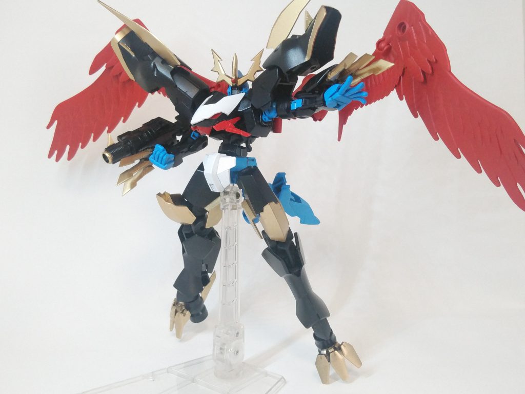 本当はSHFの箱絵のポーズ取らせたかったけどできなかった・・・あのポーズかっこいいよね。膝の突起に困ったので膝当てを逆さに装着して誤魔化す(小改造)そこから伸びる金色も塗装で誤魔化す。