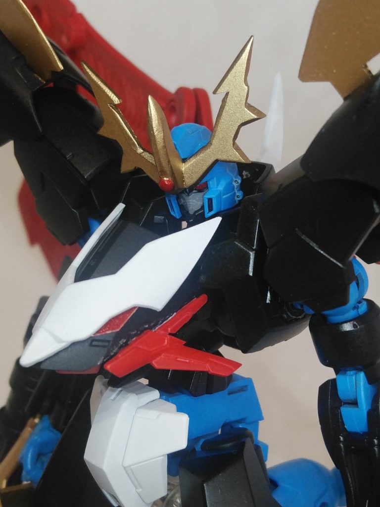 基本的にガンプラによる見立てのみでプラ板等は最低限というルールでやってますが今回ばかりは角を完全に自作しました。初めての作業で拙いのであまりアップでお見せしたくないのですがいい経験になりました。胸部ドラゴンヘッドの粗さも目立ちますね。白と赤の密度が少ないため余白を全て黒に・・・