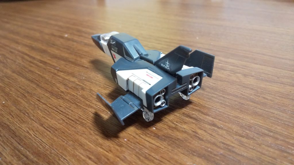 エンジン部分はメタルカラーの筆塗り。