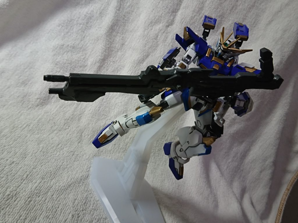 巨大的なビームランチャー持ち上げ特にミリタリーヒーロー風のリアルロボット枠もの